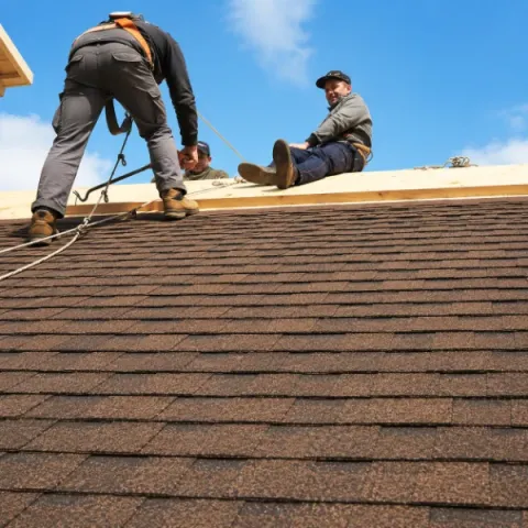 Artisan couvreur Abzac réalisant la pose d'une toiture en tuiles