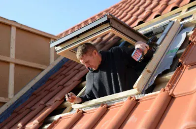 Pose de fenêtre de toit et velux par un couvreur à Abzac
